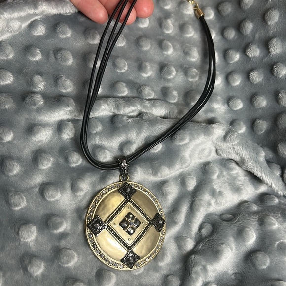 Cute Chico’s Gold Colored Pendant Necklace. - Picture 4 of 4